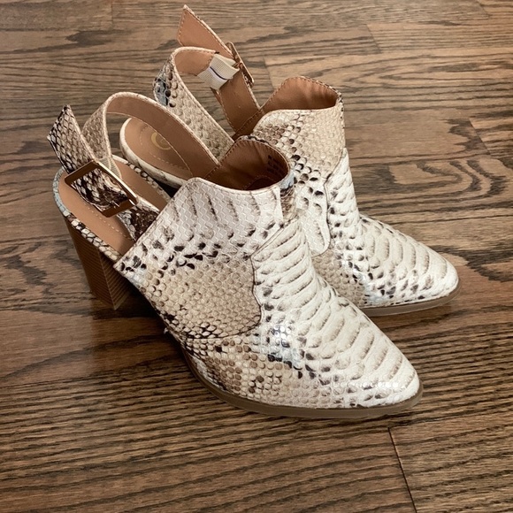 C Comfort Cream Snakeskin Slingback Mule Heels - Picture 1 of 8